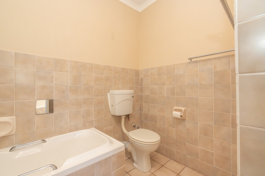 8 Bedroom Property for Sale in Middedorp Western Cape